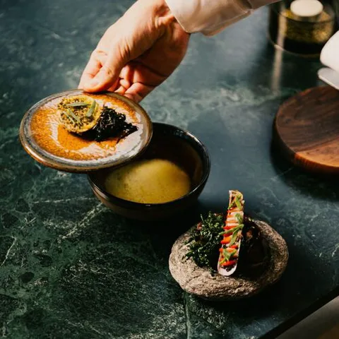 "La Table de l'Alpaga" (Restaurantname)
oder
"Das Restaurant La Table de l'Alpaga"
oder
"La Table de l'Alpaga – Ein Restaurant"
(Je nach Kontext, um Klarheit zu schaffen)