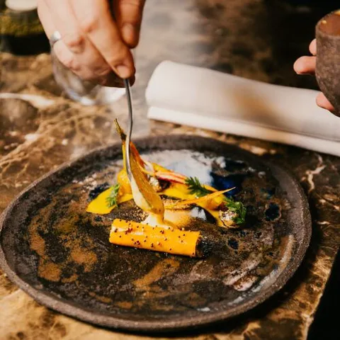 "La Table de l'Alpaga" (Restaurantname)
oder
"Das Restaurant La Table de l'Alpaga"
oder
"La Table de l'Alpaga – Ein Restaurant"
(Je nach Kontext, um Klarheit zu schaffen)