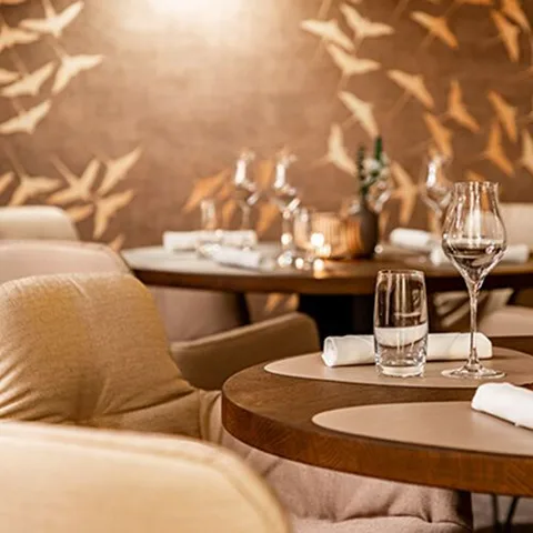 Clara: Restaurante en el Salón de los Emperadores.