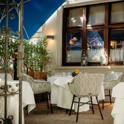 Ernos Bistro