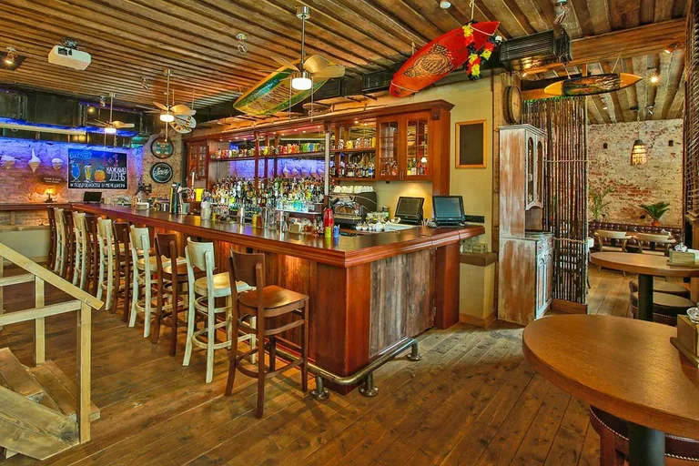 Black hat bar