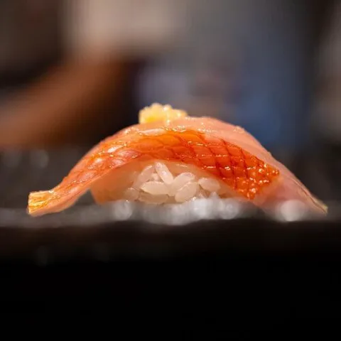 Handwerkliche Kaiseki-Küche.
oder
Gourmet-Menü mit handwerklicher Qualität.
oder
Spezialitäten der japanischen Küche, zubereitet nach traditionellen Methoden.