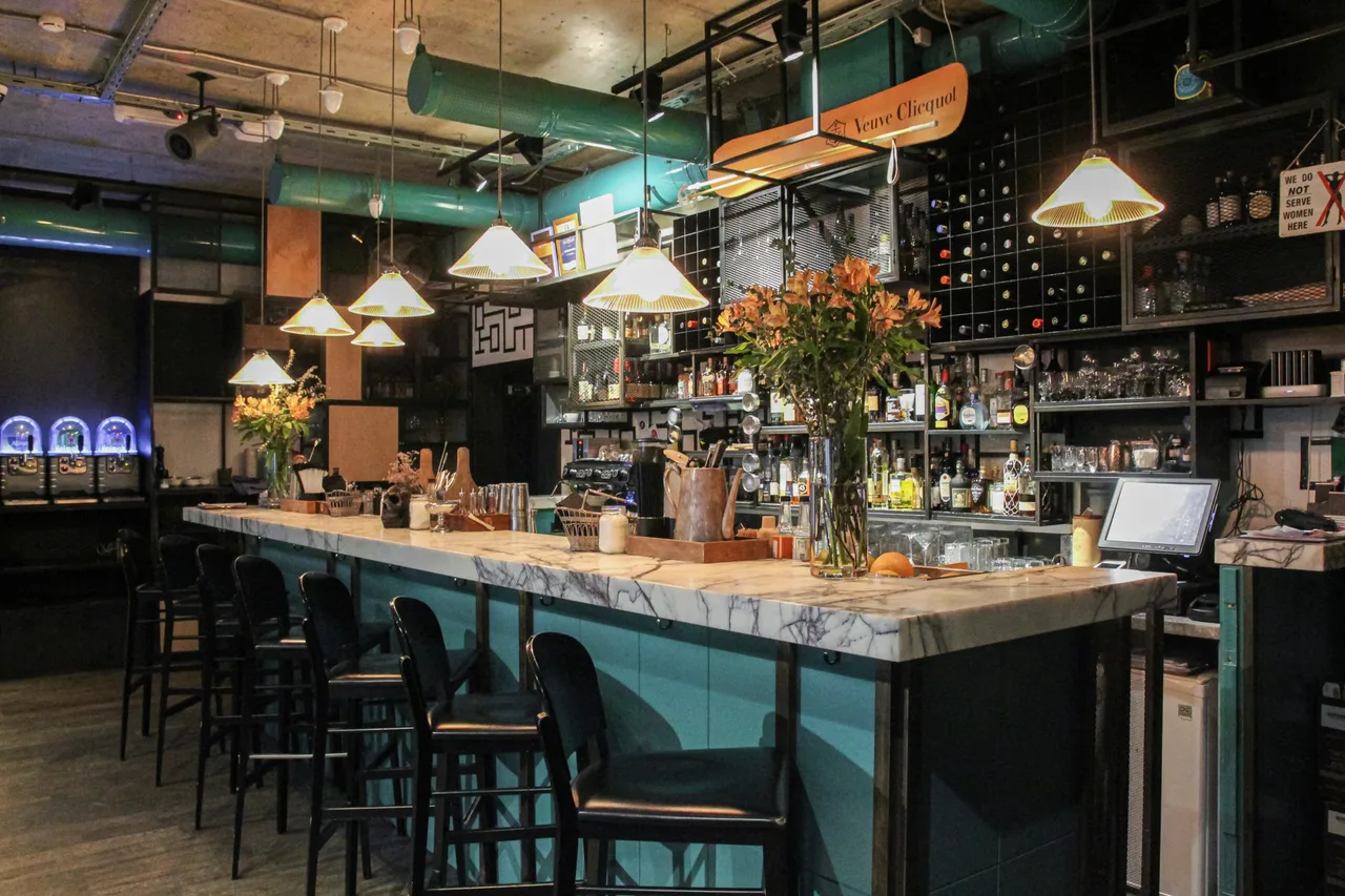 15 Kitchen + bar