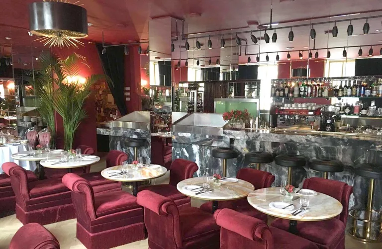 Courage champagne & oyster bar