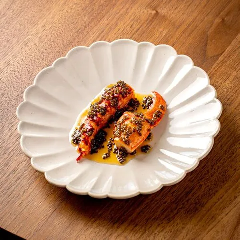 "Mariposa fea" de Adam Handling.