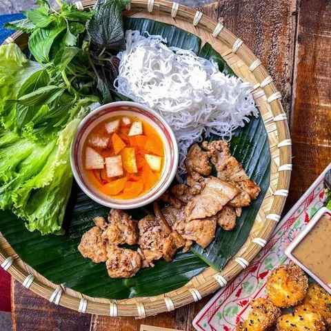 Bếp Mẹ ỉn (Le Thanh Ton Street)