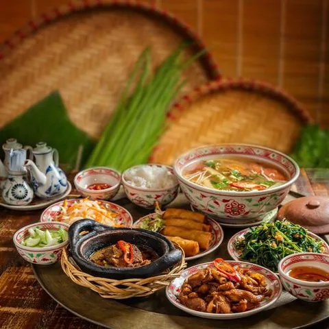Bếp Mẹ ỉn (Le Thanh Ton Street)