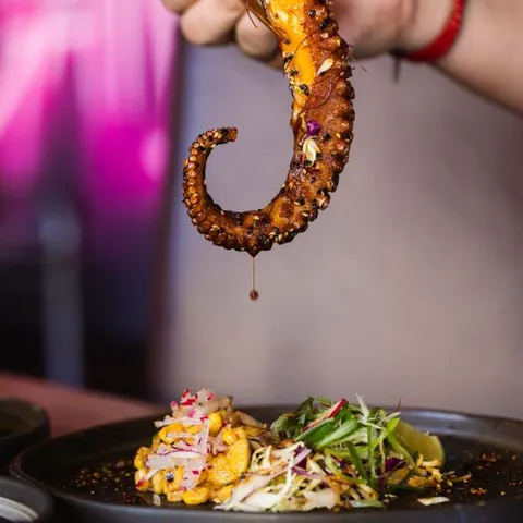 "Gaijin Izakaya" (se puede mantener el nombre original).