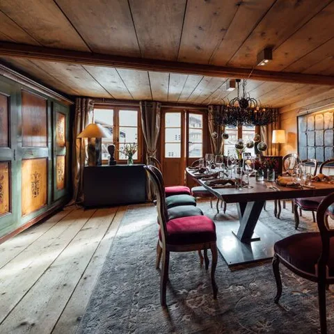 16 BAR-RESTAURANTE CON EXHIBICIÓN DE ARTE