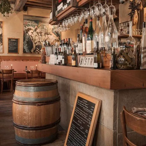 Das Bistro gegenüber.