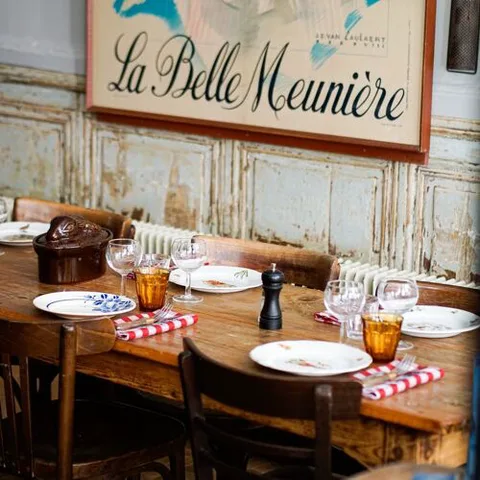 "La Meunière" (название ресторана или произведения искусства).